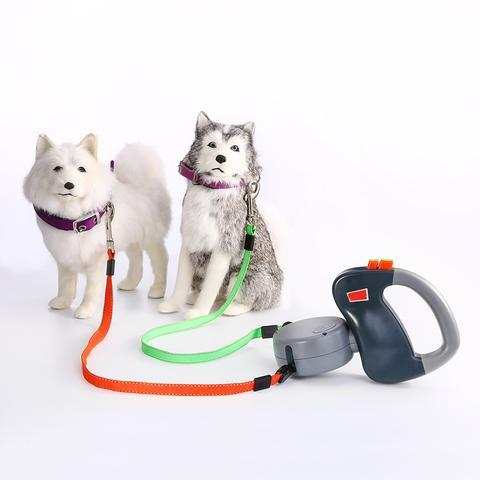 Retractable dual pet dog leash with automatic nylon ropes and ergonomic handle, suitable for walking two dogs simultaneously.